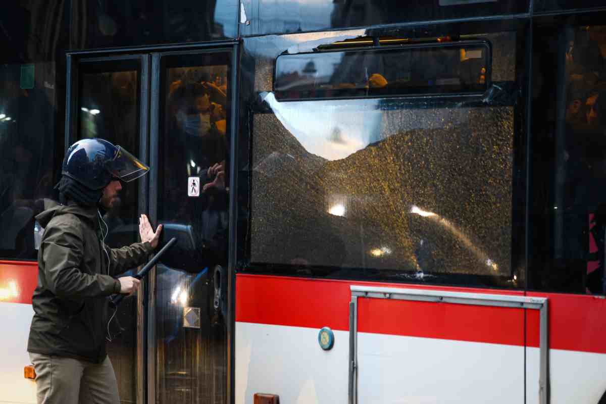 Agguato al pullman, vandali in azione: sei calciatori feriti