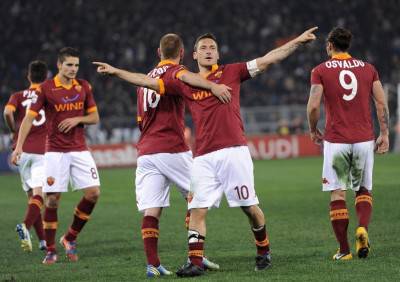 Totti esulta dopo il gol alla Juve