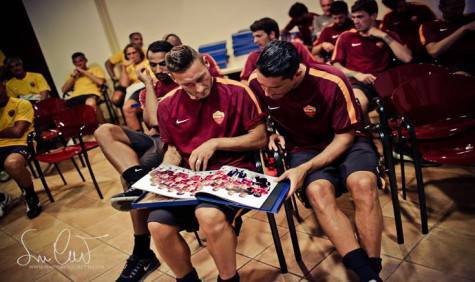 Totti e Borriello con il photobook (foto Cecchetti)