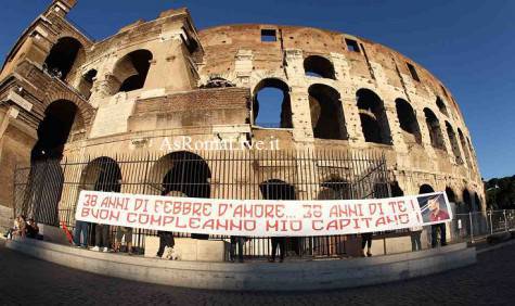 Striscione per Totti al Colosseo