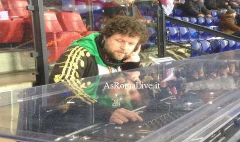 Uno dei DJ del De Kuip nel pre-partita 