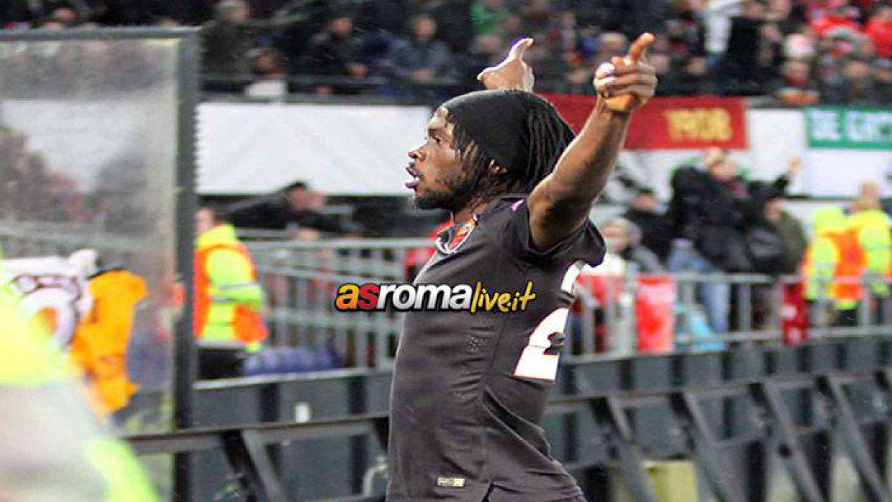 FEYENOORD - ROMA LANCIO BANANA GONFIABILE A GERVINHO 