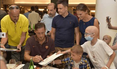 Totti alla charity dinner (foto asroma.it)