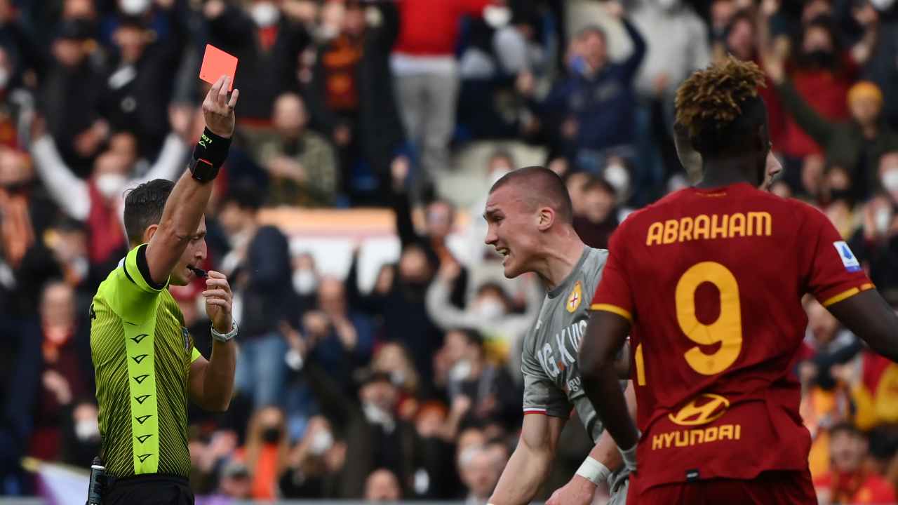 Roma-Genoa abisso carasin arbitro errore pestone zaniolo abraham