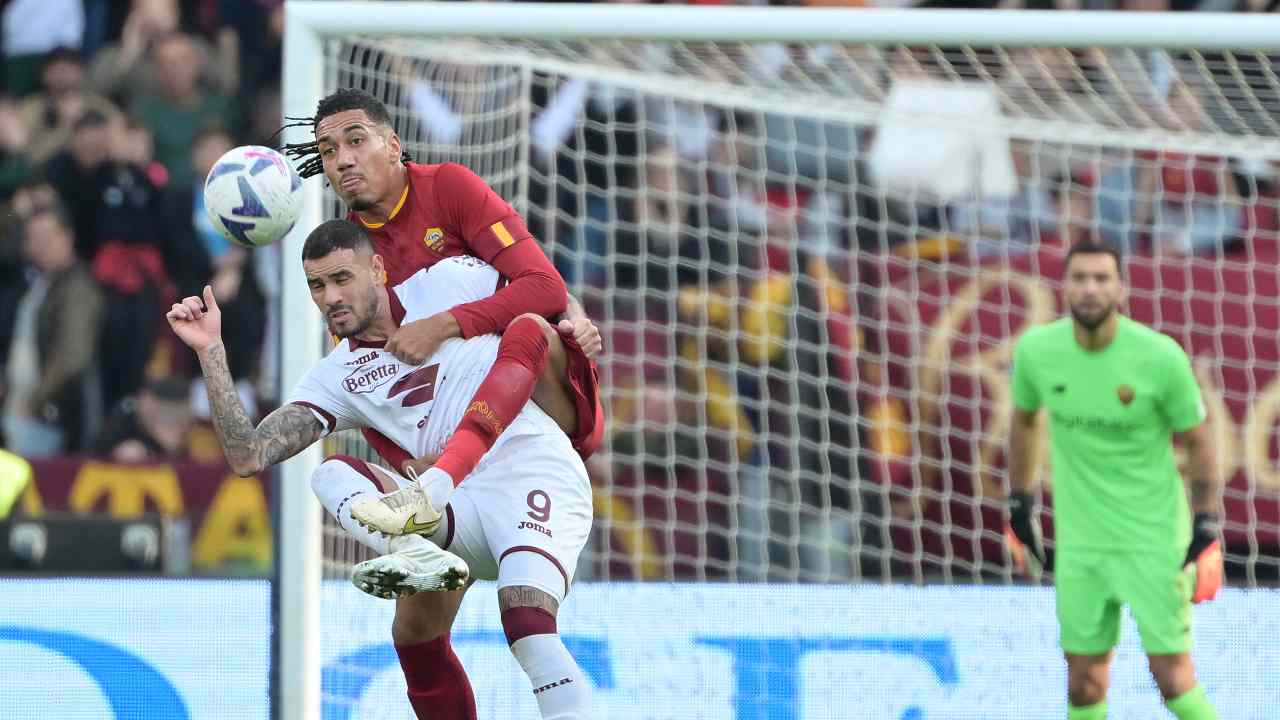 Calciomercato Roma, fretta Smalling per il rinnovo: richiesta immediata