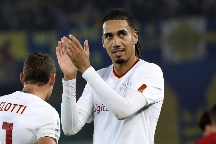 Calciomercato Roma, Smalling prende tempo: quattro club in agguato