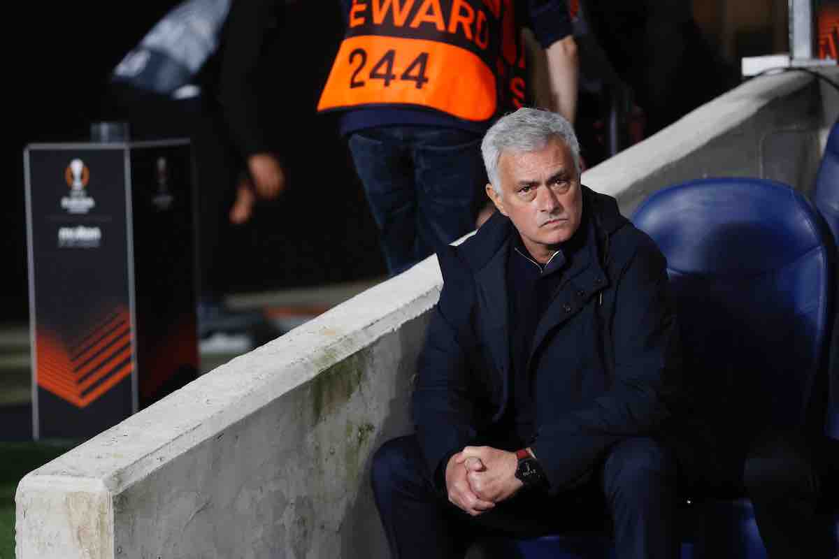 Calciomercato Roma, Mourinho cambia ruolo: "Un allenatore accanto"