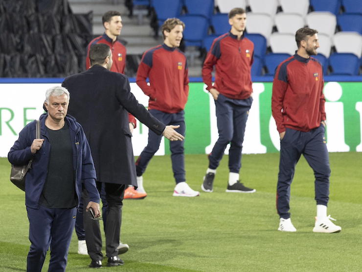 Calciomercato Roma, Mourinho cambia ruolo: "Un allenatore accanto"