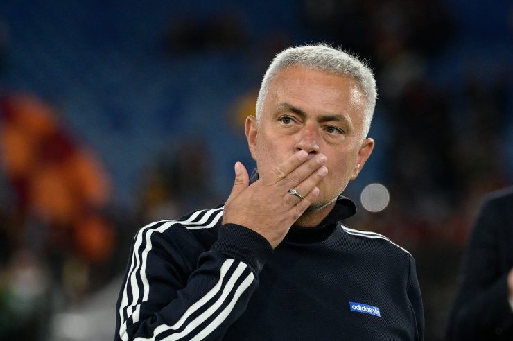 Sorpresa Mourinho alla fine di Roma-Spezia: giro di campo e tifosi impazziti