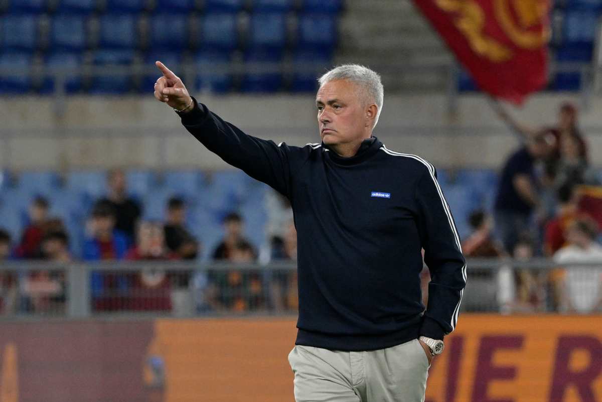 Calciomercato Roma, si muove anche Mourinho: chiamata per il colpo a zero