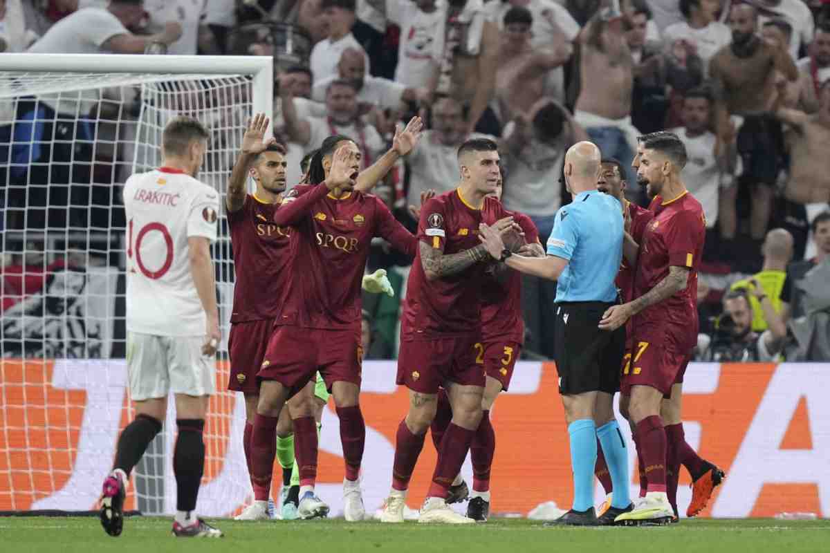 Siviglia-Roma, disastro Taylor: la moviola dei quotidiani