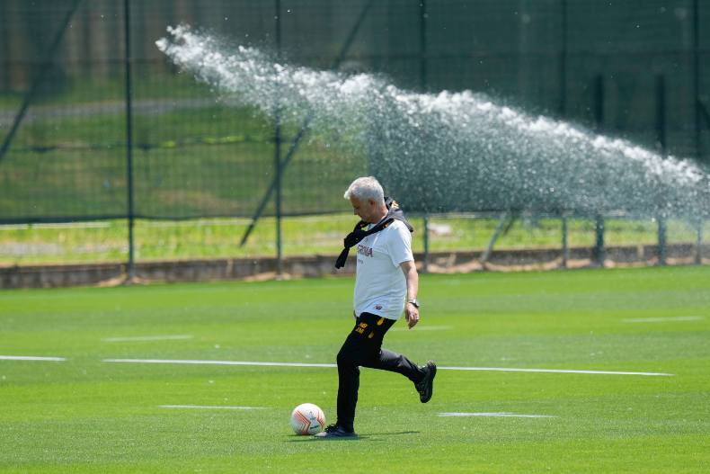 L'attaccante vola da Mourinho: il saluto sui social