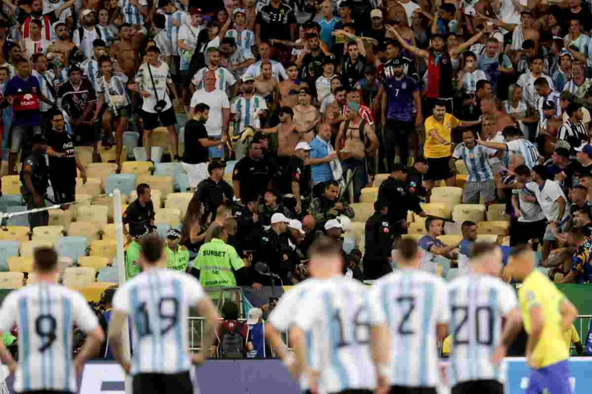 Brasile-Argentina, violenti scontri al Maracana: Messi ritira la squadra