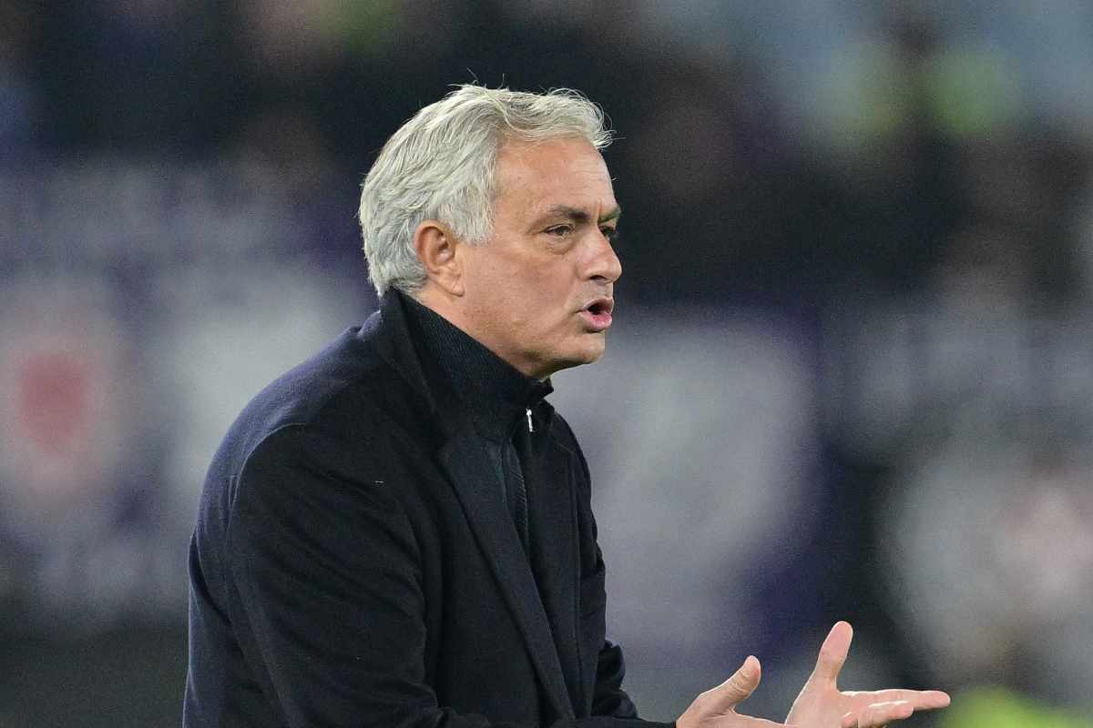 Polveriera Roma-Fiorentina, rissa in campo: il gesto di Mourinho