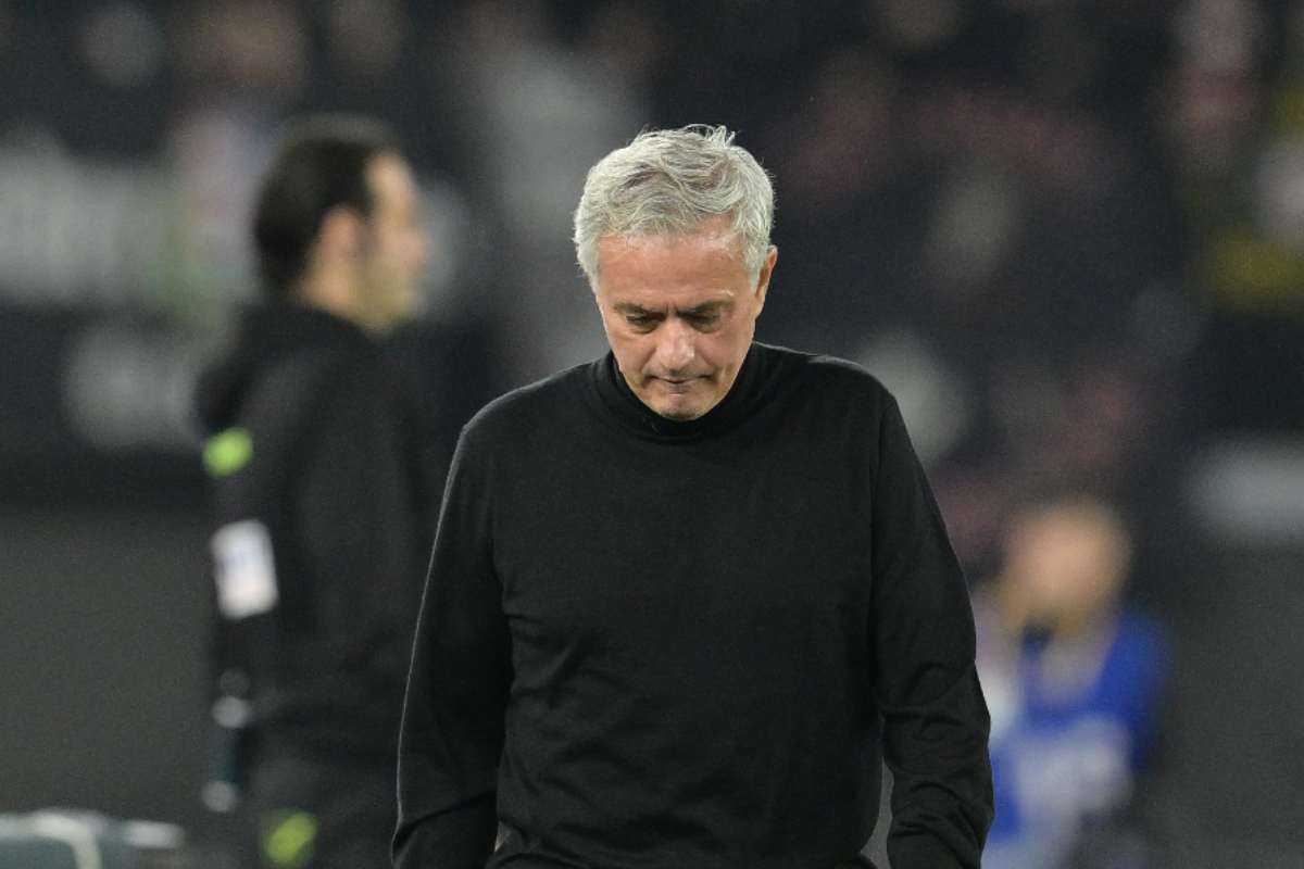 Addio Roma, fischiato dai tifosi: la reazione di Mourinho