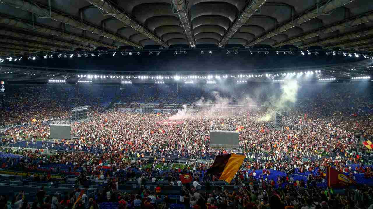 Monta la protesta contro il presidente: invasione di campo e partita sospesa