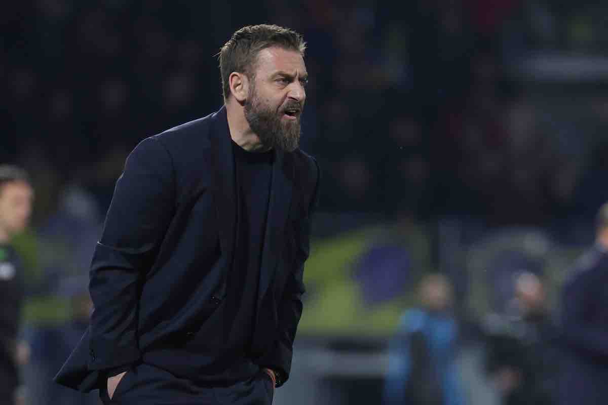 Inizio troppo molle per Roma: furia De Rossi, vola una bottiglietta