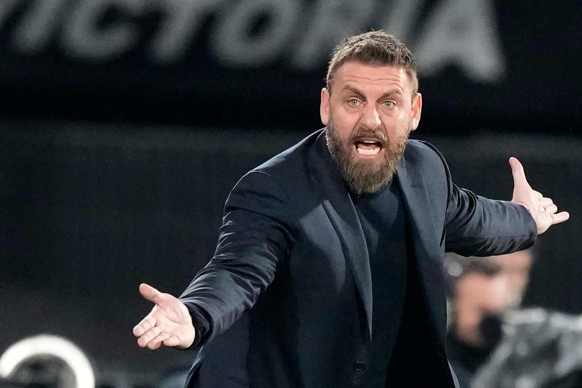 Furia De Rossi, non solo la bottiglietta: spogliatoio infuocato