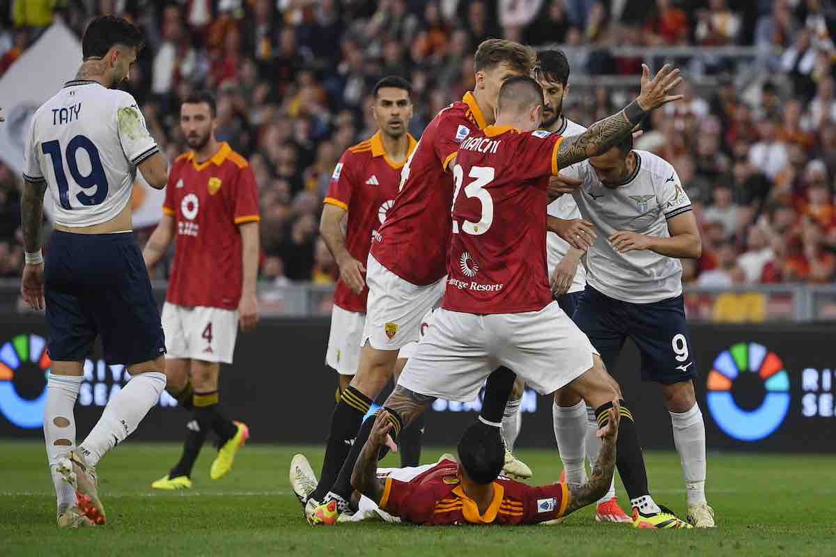 Roma-Lazio, spunta il video della rissa: pugno "in faccia" all'arbitro