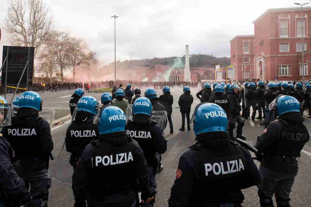 Roma-Lazio, sale la tensione: scontri fuori l'Olimpico