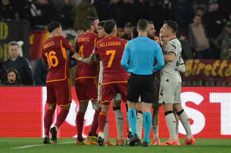 Roma-Bayer Leverkusen, arbitro bocciato: la moviola è 'rosso fuoco'