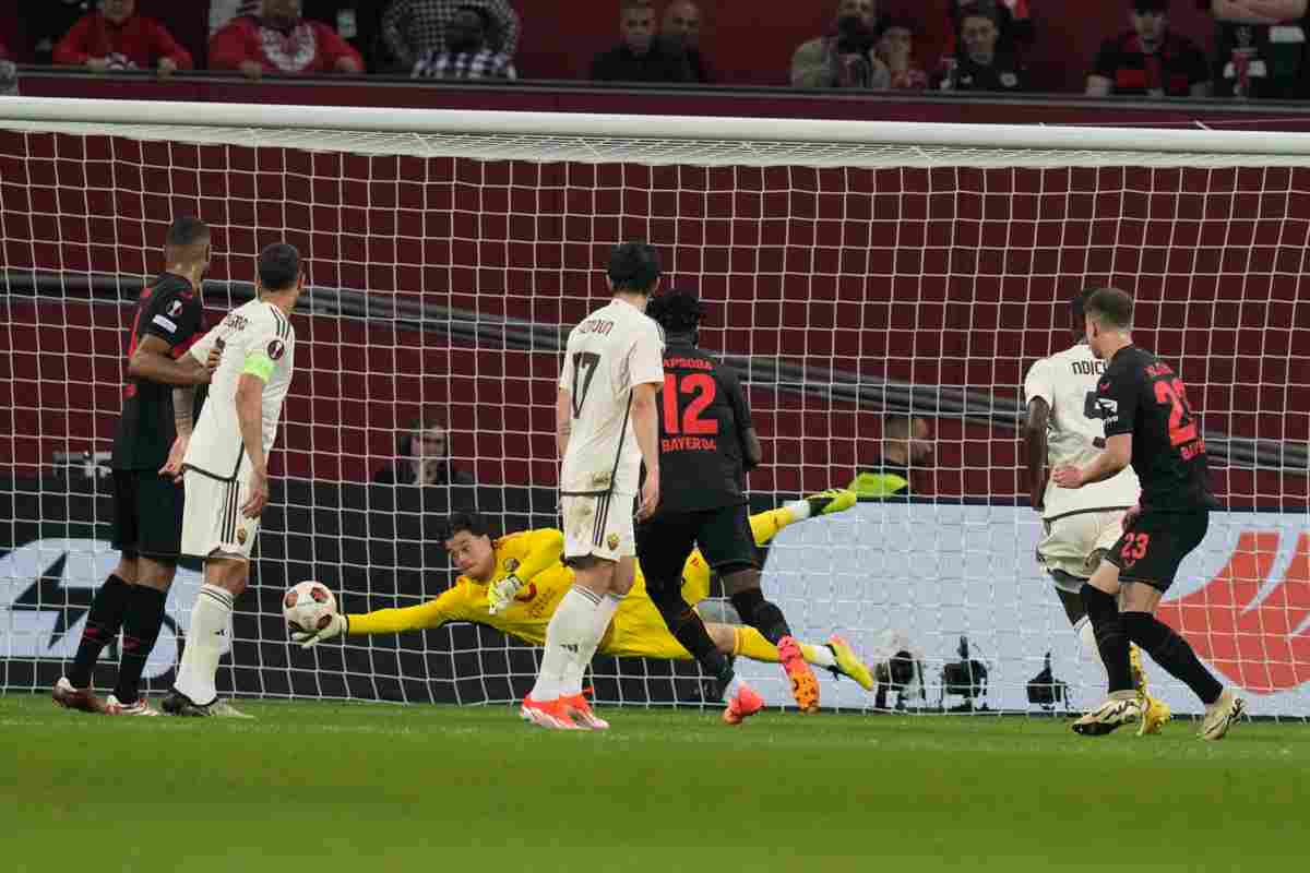 Voti Bayer Leverkusen-Roma 2-2, muro Svilar non basta: finisce in rissa