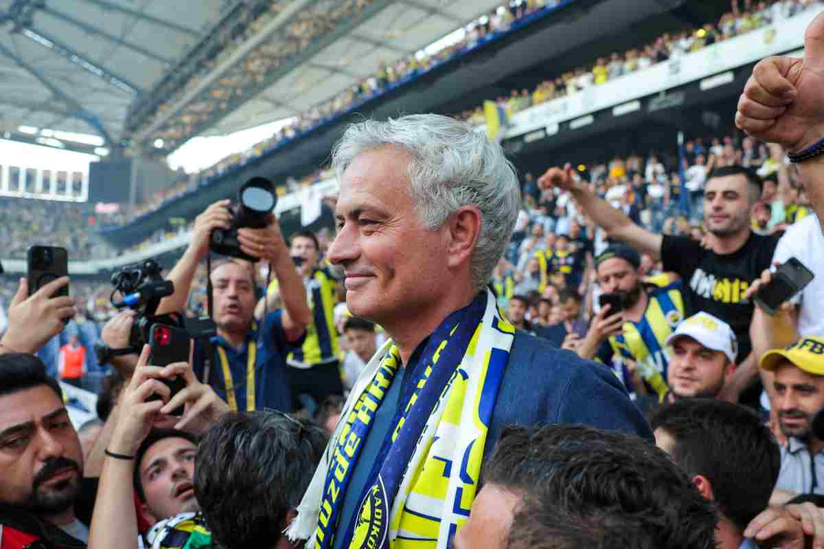 Calciomercato Roma, nuovo scippo Mourinho: offerta da 18 milioni 