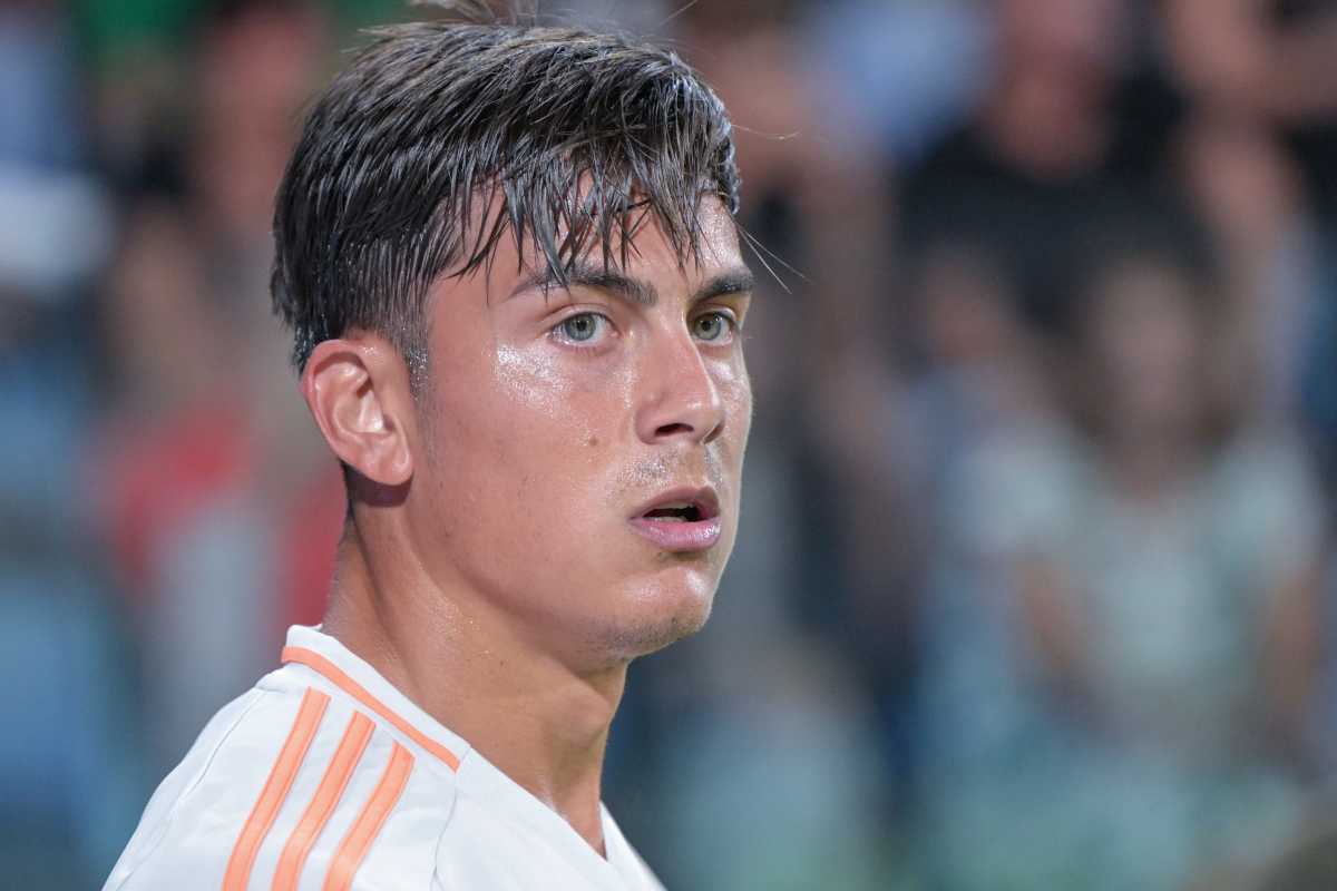 Dybala lascia la Roma: la reazione dei tifosi a Trigoria VIDEO