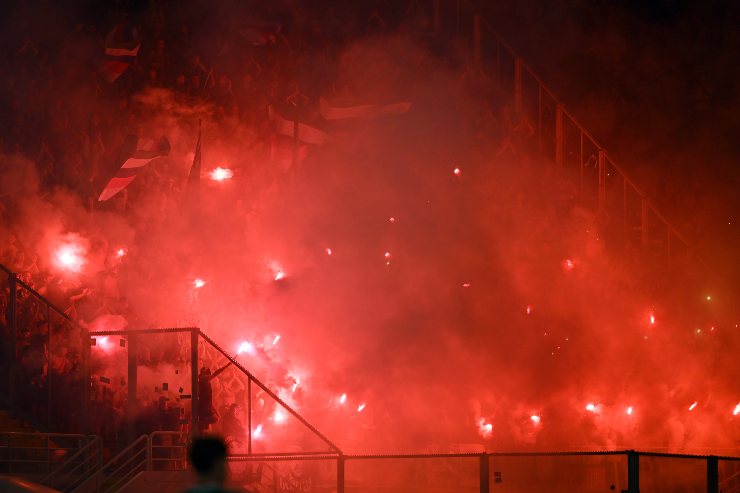 Furia dei tifosi, derby sospeso: scontri con la polizia e fumogeni in campo