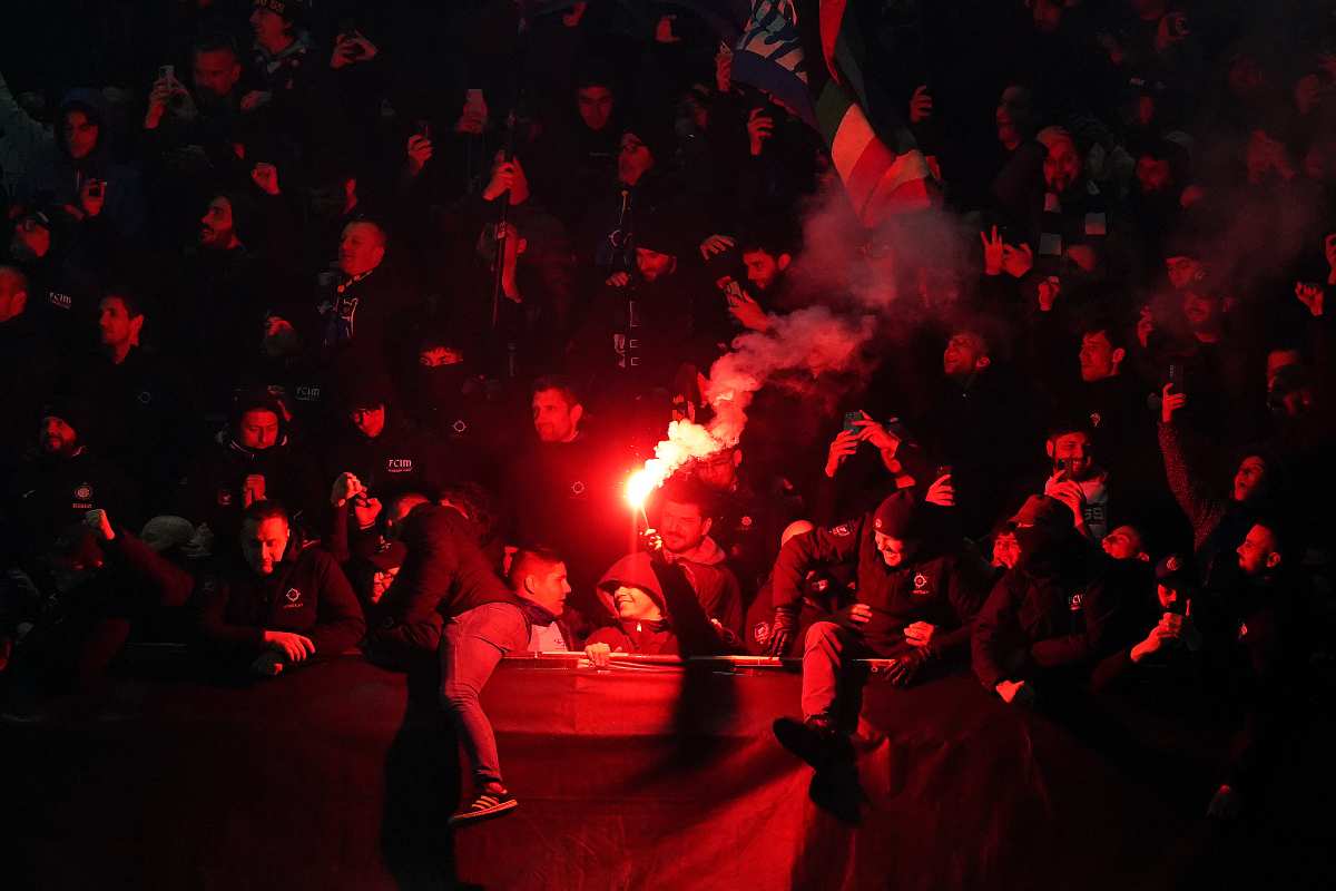 Furia dei tifosi, derby sospeso: scontri con la polizia e fumogeni in campo