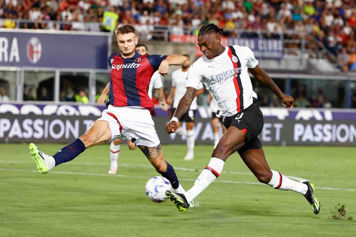 Leao in azione contro il Bologna