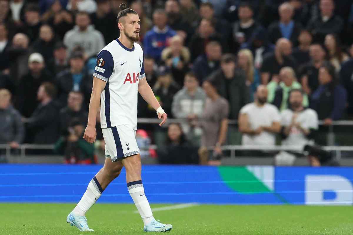 Dragusin con la maglia del Tottenham