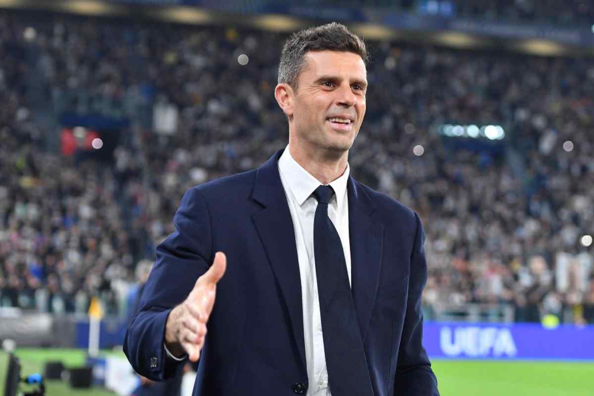 Thiago Motta sorridente in panchina