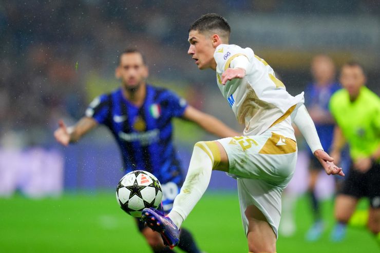 Andrija Maksimovic in azione contro l'Inter