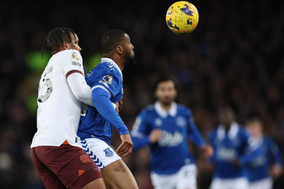 Beto con la maglia dell'Everton