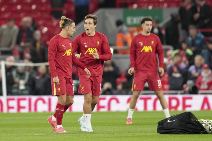 Federico Chiesa coi compagni al Liverpool