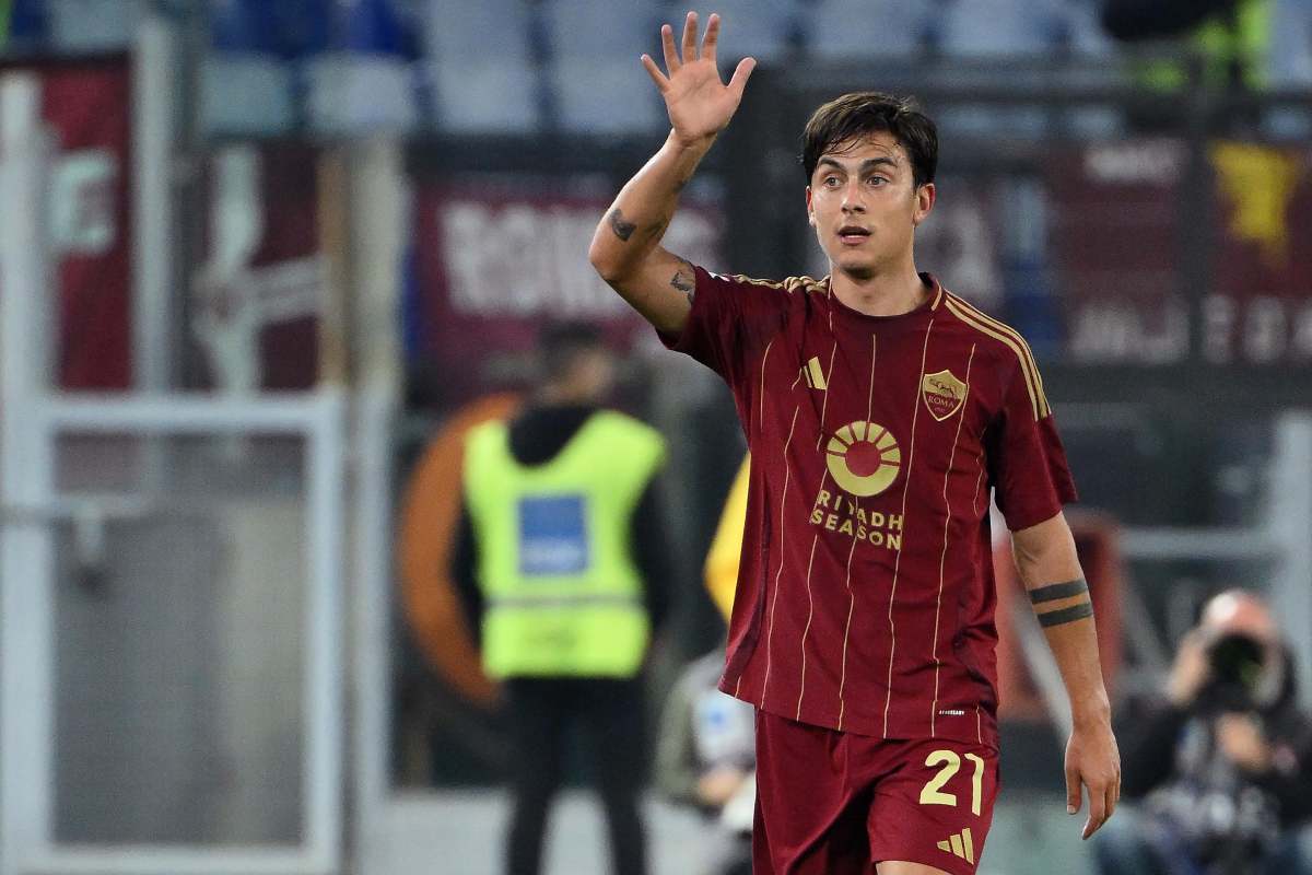 Dybala con la maglia della Roma