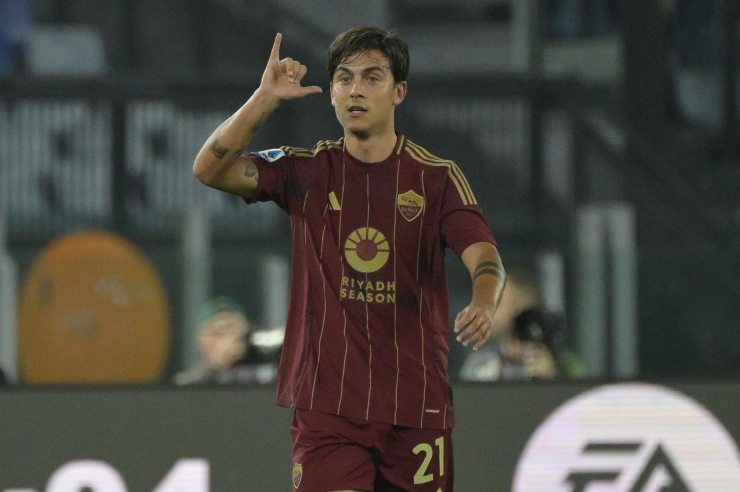 Paulo Dybala con la maglia della Roma