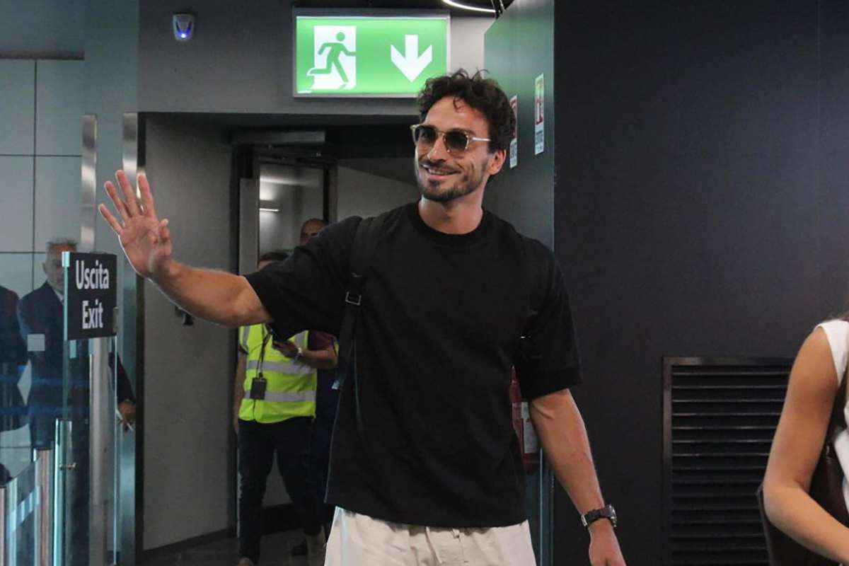 Hummels saluta i tifosi