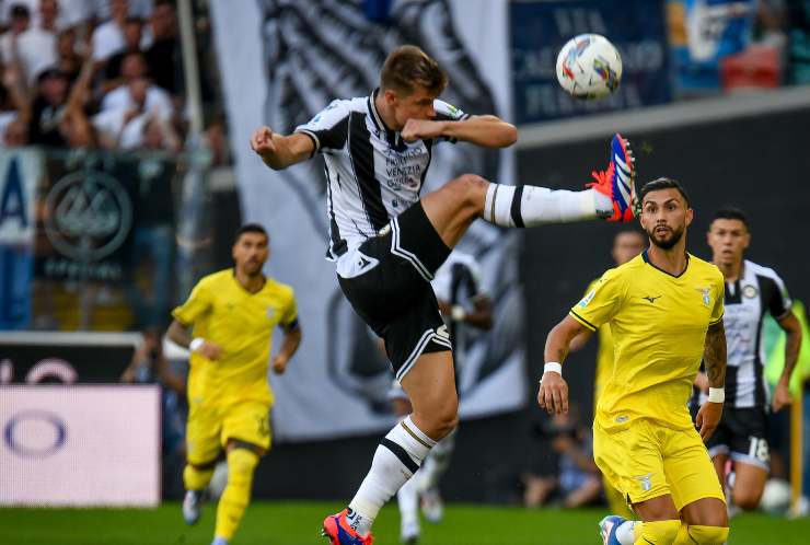 Jaka Bijol con la maglia dell'Udinese