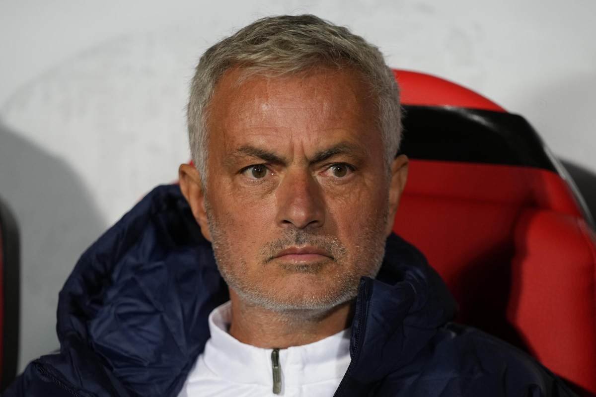 Mourinho pensieroso 