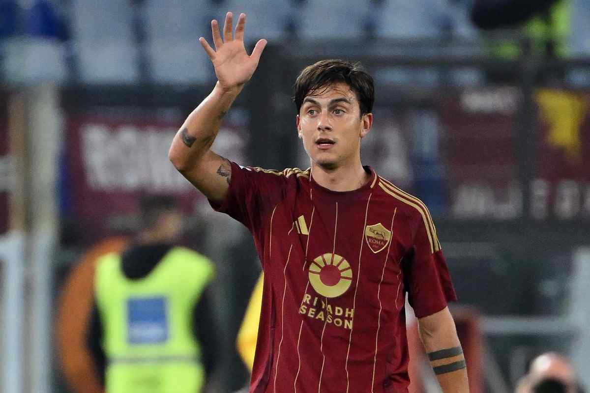 Paulo Dybala saluta i tifosi