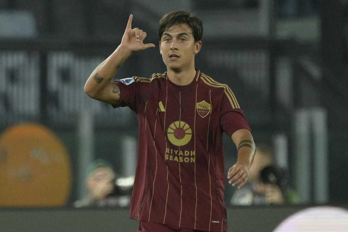 Paulo Dybala con la maglia della Roma