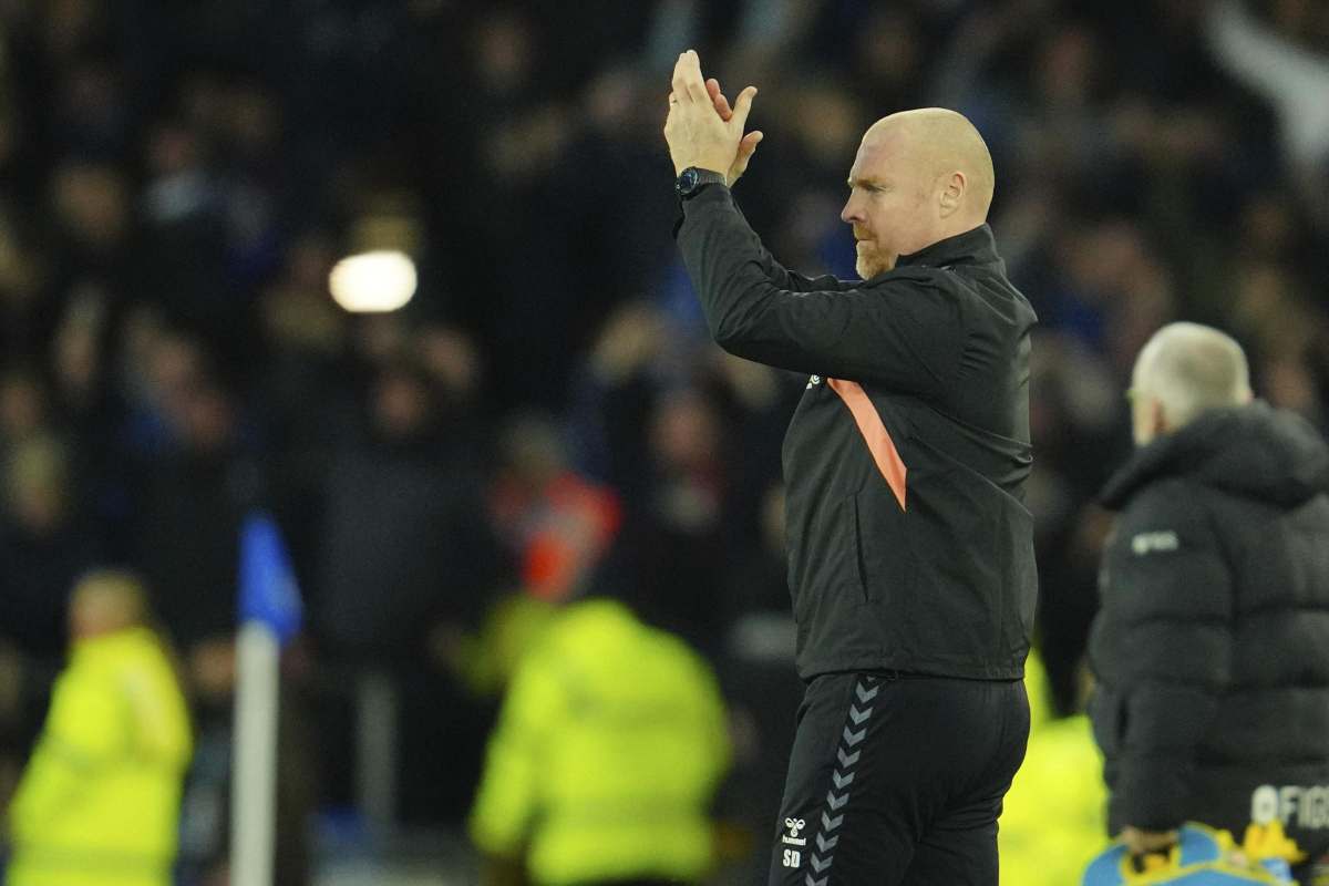 Sean Dyche applaude 