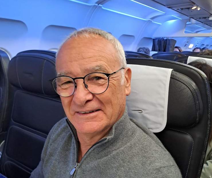 Claudio Ranieri sull'aereo per Roma