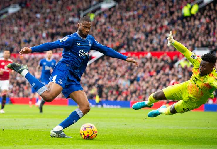 Beto con la maglia dell'Everton