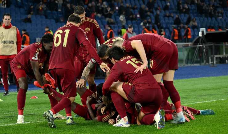 Giocatori Roma festeggiano dopo un gol