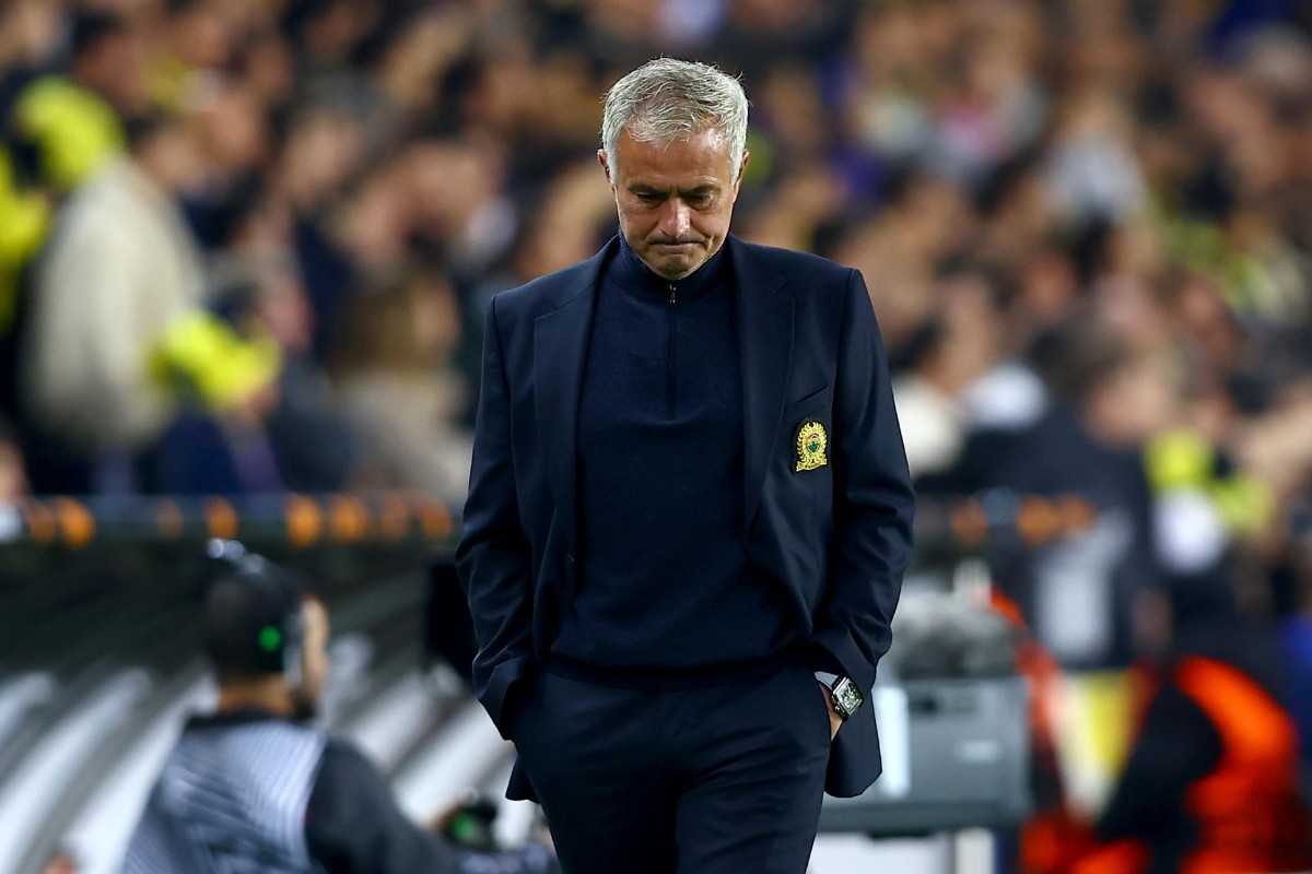 Jose Mourinho pensieroso