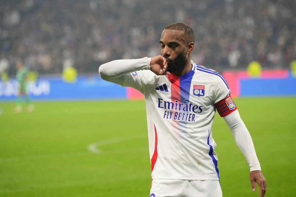 Lacazette esulta