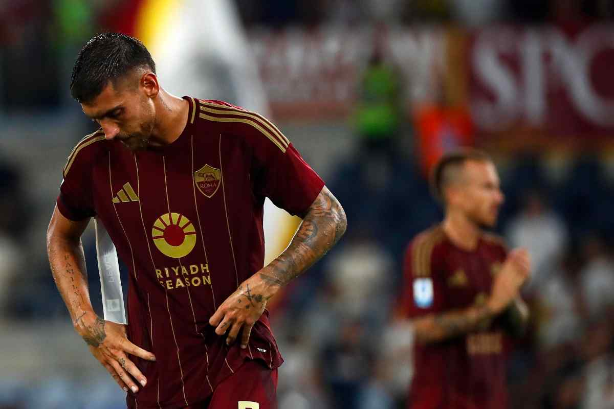 Lorenzo Pellegrini desolato in campo